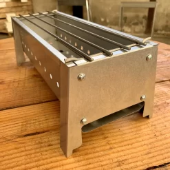 Spiedini Saté-bbq Bali 40 Mini - Kleine, Smalle Houtskoolbarbecue Met Horizontaal Rooster Voor Sate Of Andere Spiesjes - 40 Cm Lang, 11 Cm Breed, 14 Cm Hoog - Ideaal Voor Tuin- Of Open Haard, Of Balkon - Materiaal: Gealuminiseerd Ijzer 12 Spiedini Saté-bbq Bali 40 Mini - Kleine, Smalle Houtskoolbarbecue Met Horizontaal Rooster Voor Sate Of Andere Spiesjes - 40 Cm Lang, 11 Cm Breed, 14 Cm Hoog - Ideaal Voor Tuin- Of Open Haard, Of Balkon - Materiaal: Gealuminiseerd Ijzer -Thuis-BBQ 1200x1200 19