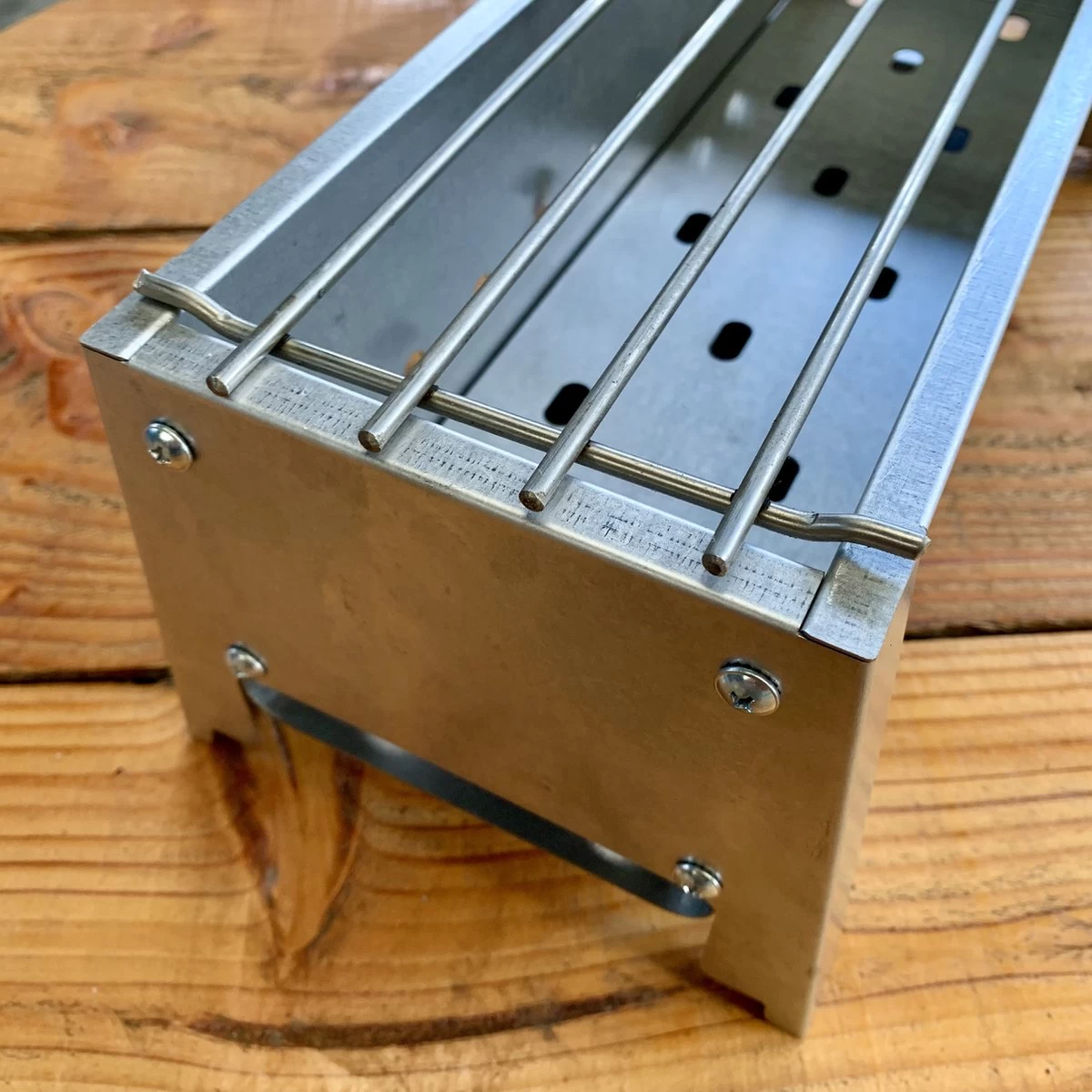 Spiedini Saté-bbq Bali 40 Mini - Kleine, Smalle Houtskoolbarbecue Met Horizontaal Rooster Voor Sate Of Andere Spiesjes - 40 Cm Lang, 11 Cm Breed, 14 Cm Hoog - Ideaal Voor Tuin- Of Open Haard, Of Balkon - Materiaal: Gealuminiseerd Ijzer 5 Spiedini Saté-bbq Bali 40 Mini - Kleine, Smalle Houtskoolbarbecue Met Horizontaal Rooster Voor Sate Of Andere Spiesjes - 40 Cm Lang, 11 Cm Breed, 14 Cm Hoog - Ideaal Voor Tuin- Of Open Haard, Of Balkon - Materiaal: Gealuminiseerd Ijzer - Afbeelding 5