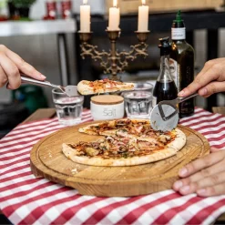 Boska Pizzaplank Friends L - BBQ Accessoires - Eikenhout - Handige Opvanggeul - Ø 34 Cm -Thuis-BBQ 1200x1200 900