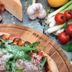 Boska Pizzaplank Friends L - BBQ Accessoires - Eikenhout - Handige Opvanggeul - Ø 34 Cm -Thuis-BBQ 1200x1200 901