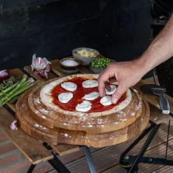 Boska Pizzaplank Friends L - BBQ Accessoires - Eikenhout - Handige Opvanggeul - Ø 34 Cm -Thuis-BBQ 1200x1200 909