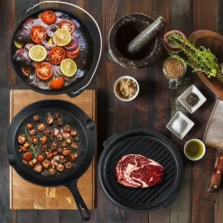 Dutch Mountains Gietijzeren Pannenset 7-delig - Dutch Oven – Braadpan - Grillpan - Hapjespan - Kookset In Houten Transportkist - Deksellifter - Brander -Thuis-BBQ 1200x1200 979