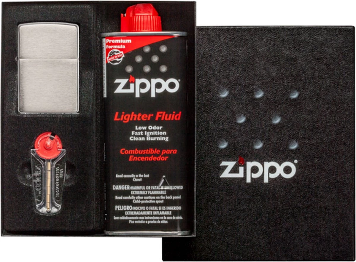 Zippo Brushed Chrome Aansteker, Benzine En Flints Gift Set 1 Zippo Brushed Chrome Aansteker, Benzine En Flints Gift Set