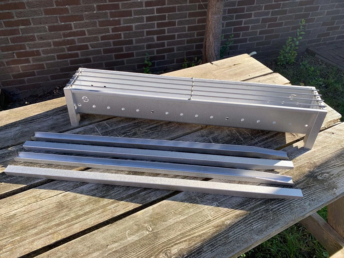 Spiedini Saté-bbq Bali 80 - Saté Houtskoolbarbecue Met Horizontaal Rooster - 80 Cm Lang, 11 Cm Breed - Materiaal: Gealuminiseerd Ijzer 12 Spiedini Saté-bbq Bali 80 - Saté Houtskoolbarbecue Met Horizontaal Rooster - 80 Cm Lang, 11 Cm Breed - Materiaal: Gealuminiseerd Ijzer - Afbeelding 12