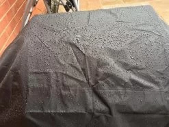 COVER UP HOC RED Label BBQ Hoes 145x61x117 Cm Waterdichte Barbecue Hoes / Afdekhoes Bbq / Met Trekkoord, Bbq Hoes, Bbq Hoes Waterdicht, Bbq Beschermhoes Zwart -Thuis-BBQ 1200x902 4