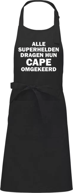 KARIBAN ALLE SUPERHELDEN DRAGEN HUN CAPE OMGEKEERD Herenschort - Zwart Met Witte Tekst - One Size (volwassenen) - Luxe Schort - Keuken | Barbeque | BBQ | Bedienings Schort - Grappige Teksten | Designs - Voor De Stoere Man - Verstelbaar - Cadeau -Thuis-BBQ 457x1200