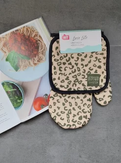 Ovenwanten Leopard - Luipaard - Design - Print - Ovenwanten - Pannenlap - Panterprint - Oven - Warmtebestendig - Hittebestendig - Keuken - Koken - Pannenlappen En Ovenwanten - Pannenlappen Set - 2 Stuks - Ovenhandschoenen - Oven Glove - Pot Pad - -Thuis-BBQ 891x1200